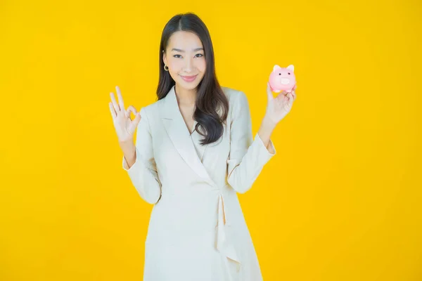 Portret Mooie Jonge Aziatische Vrouw Met Piggy Bank Kleur Achtergrond — Stockfoto