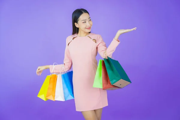 Retrato Hermosa Joven Mujer Asiática Sonrisa Con Bolsa Compras Fondo — Foto de Stock