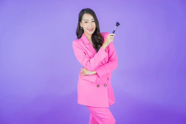 Portré Gyönyörű Fiatal Ázsiai Smink Ecset Kozmetikai Színes Háttér — Stock Fotó