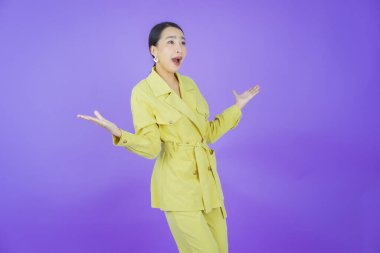 Portre güzel Asyalı kadın gülümsüyor. Renkli arka planda hareket var.