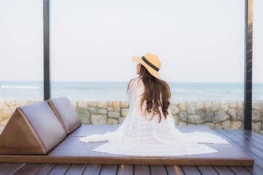 Genç Asyalı kadının portresi. Mutlu bir gülümseme. Deniz kıyısında tatil için rahatlayın.