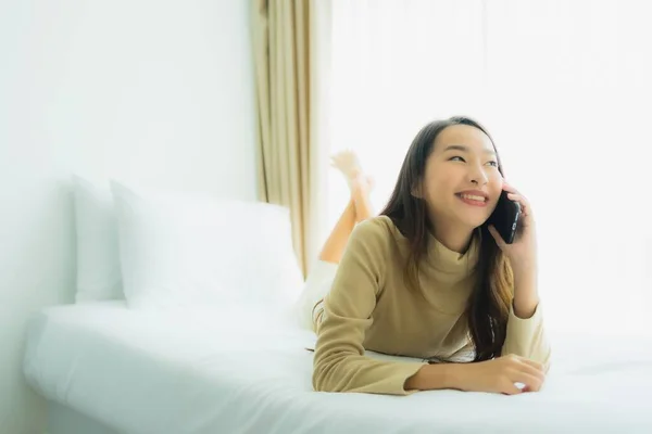 Junge Asiatin Benutzt Handy Auf Bett Schlafzimmer — Stockfoto