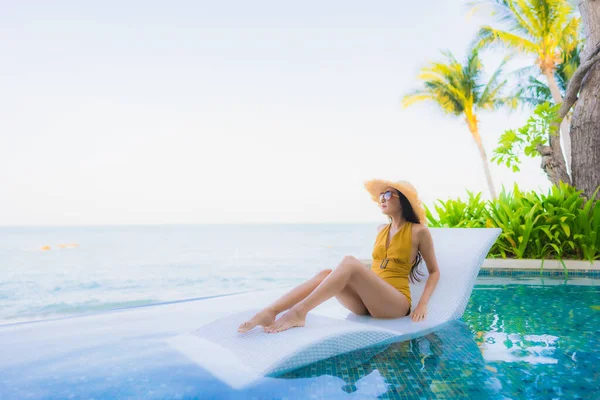 Retrato Bonito Jovem Asiático Mulheres Feliz Sorriso Relaxar Redor Piscina — Fotografia de Stock