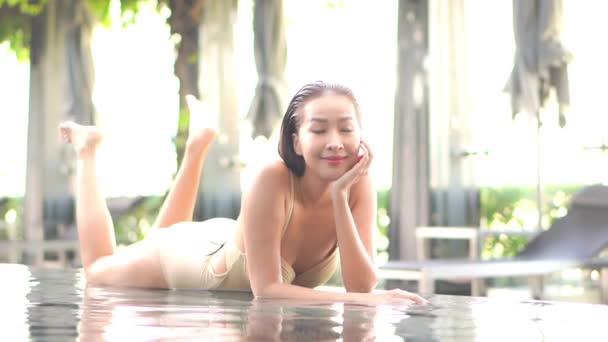 Footage Beautiful Asian Woman Relaxing Swimming Pool Hotel Vacation — Stock Video