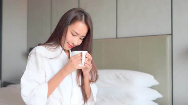 美人アジア人女性が熱い飲み物でリラックスしている映像 — ストック動画