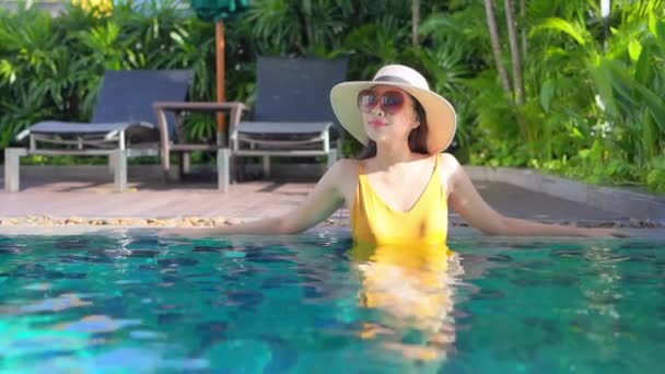 Des Images Belle Femme Asiatique Détendre Dans Piscine Hôtel Pendant — Video