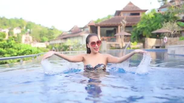 Filmaufnahmen Von Schönen Asiatischen Frau Entspannen Schwimmbad Hotel Während Des — Stockvideo