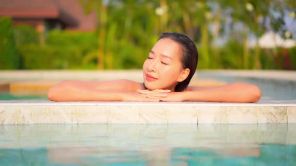 Des Images Belle Femme Asiatique Détendre Dans Piscine Hôtel Pendant — Video