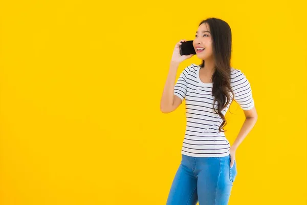 Porträtt Vacker Ung Asiatisk Kvinna Ler Gärna Använda Smart Mobiltelefon — Stockfoto