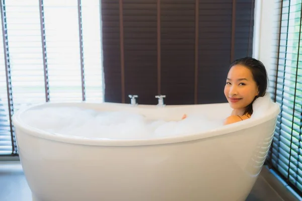 Портрет Красивая Молодая Азиатская Женщина Счастливая Улыбка Расслабиться Принять Ванну — стоковое фото