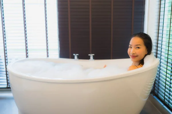 Retrato Hermosa Joven Asiática Mujer Feliz Sonrisa Relajarse Tomar Baño — Foto de Stock