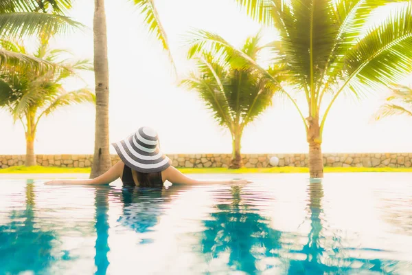 Retrato Bela Jovem Mulher Asiática Relaxar Redor Piscina Livre Hotel — Fotografia de Stock