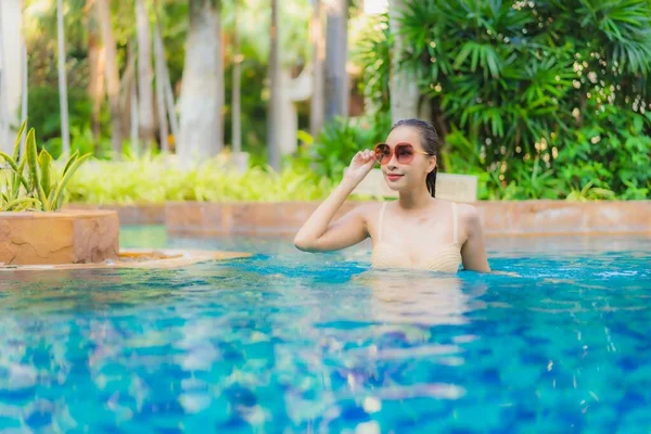 Retrato Hermosa Joven Mujer Asiática Relajarse Alrededor Piscina Complejo Hotelero — Foto de Stock