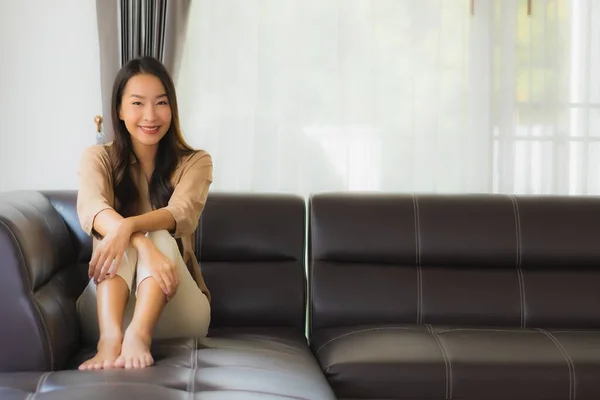 Portrait Belle Jeune Femme Asiatique Sourire Heureux Détendre Sur Canapé — Photo