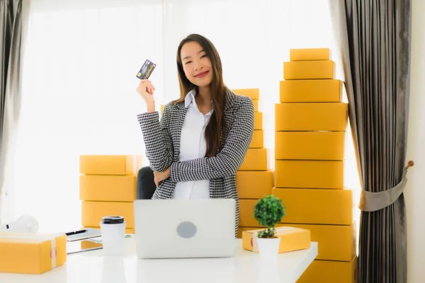 Portret Mooie Jonge Aziatische Vrouw Werk Vanuit Huis Met Creditcard — Stockfoto