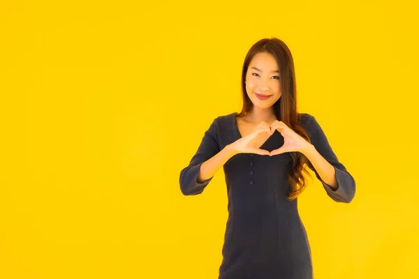 Retrato Bela Jovem Asiático Mulher Com Ação Isolado Amarelo Fundo — Fotografia de Stock