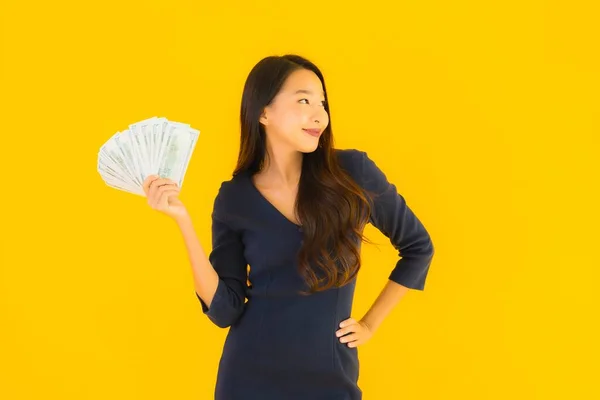 Retrato Bonito Jovem Asiático Mulher Com Dinheiro Dinheiro Amarelo Isolado — Fotografia de Stock