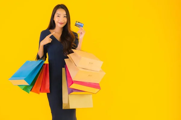 Portret Mooie Jonge Aziatische Vrouw Met Boodschappentas Credit Card Slimme — Stockfoto