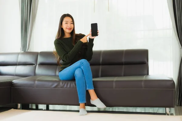Portret Piękna Młoda Azjatycka Kobieta Używać Inteligentny Telefon Komórkowy Lub — Zdjęcie stockowe