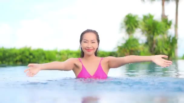 Кадри Красивої Азіатки Розслабляється Басейні Готелі Під Час Відпустки — стокове відео