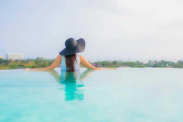 Portrait Belle Jeune Femme Asiatique Sourire Heureux Détendre Autour Piscine — Photo