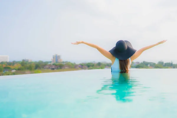 Retrato Hermosa Joven Mujer Asiática Feliz Sonrisa Relajarse Alrededor Piscina —  Fotos de Stock