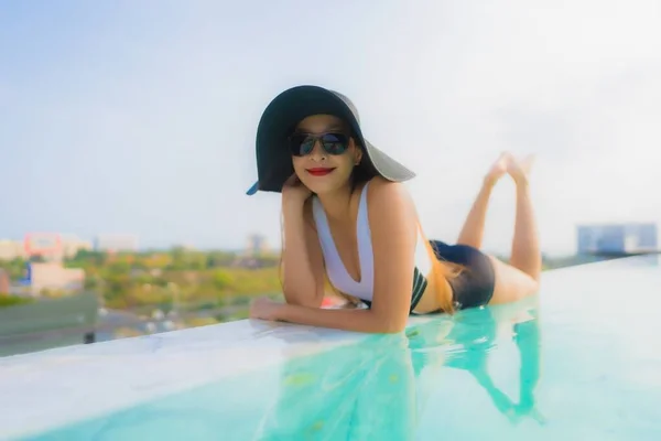 Güzel Bir Asyalı Kadın Portresi Mutlu Bir Gülümseme Otelde Yüzme — Stok fotoğraf