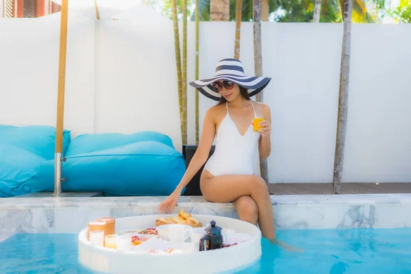 Retrato Hermosa Joven Asiática Mujer Feliz Sonrisa Con Flotante Desayuno — Foto de Stock