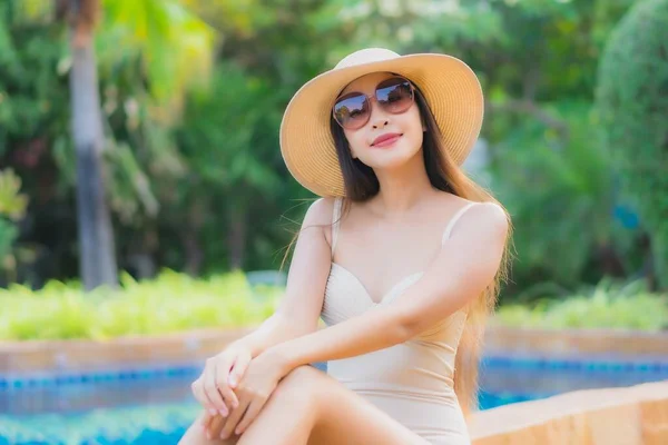 Portret Mooie Jonge Aziatische Vrouw Ontspannen Rond Zwembad Hotel Resort — Stockfoto
