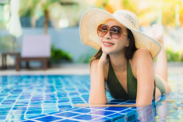 Portrait Belle Jeune Femme Asiatique Détendre Autour Piscine Dans Station — Photo