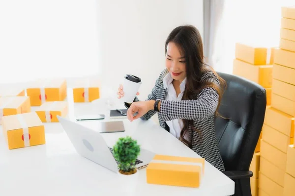 Retrato Hermosa Joven Mujer Negocios Asiática Trabajo Desde Casa Con —  Fotos de Stock