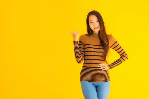 Porträt Schöne Junge Asiatische Erwachsene Frau Lächeln Mit Vielen Aktionen — Stockfoto