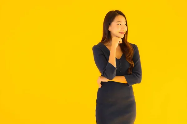 Retrato Bela Jovem Asiático Mulher Com Ação Isolado Amarelo Fundo — Fotografia de Stock