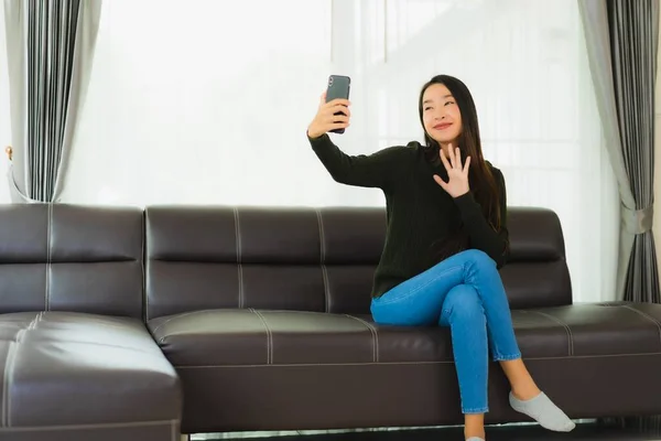 Porträt Schöne Junge Asiatische Frau Verwenden Smartphone Oder Handy Auf — Stockfoto