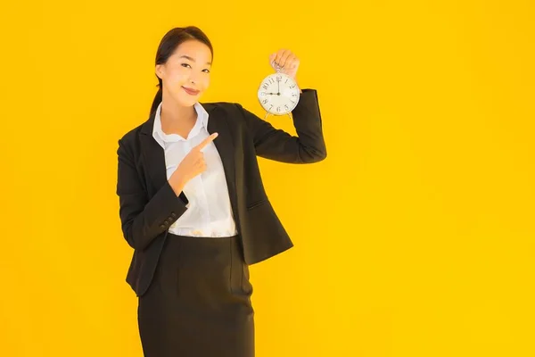 Portrait Belle Jeune Femme Asiatique Montrer Heure Horloge Alarme Sur — Photo
