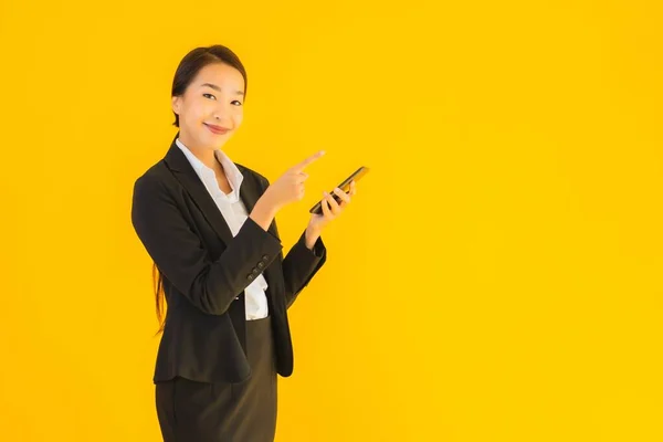 Retrato Hermosa Joven Negocio Asiático Mujer Con Teléfono Móvil Inteligente —  Fotos de Stock