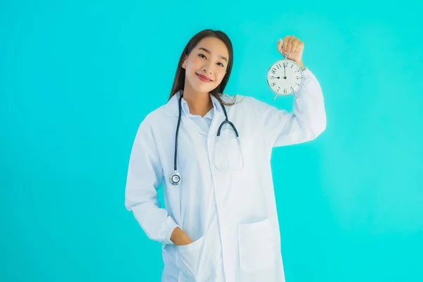 Portré Gyönyörű Fiatal Ázsiai Orvos Óra Vagy Riasztó Kék Elszigetelt — Stock Fotó