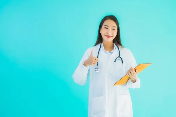 Retrato Hermosa Joven Asiática Médico Mujer Con Tarjeta Vacía Cartel — Foto de Stock