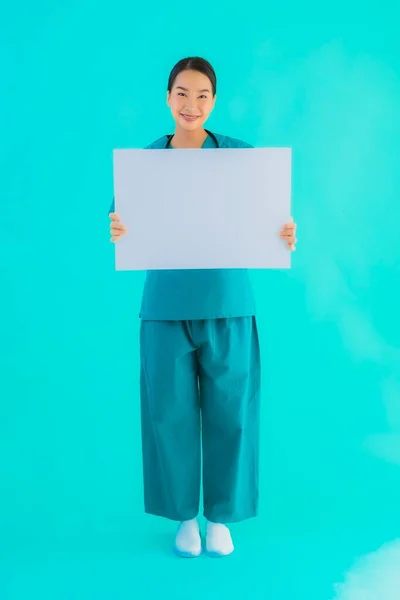 Portrait Schöne Junge Asiatische Ärztin Mit Leerem Pappkarton Für Kopierraum — Stockfoto