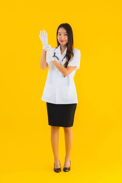 Πορτρέτο Όμορφη Νεαρή Ασιάτισσα Γιατρός Γυναίκα Φορούν Γάντι Κίτρινο Απομονωμένο — Φωτογραφία Αρχείου