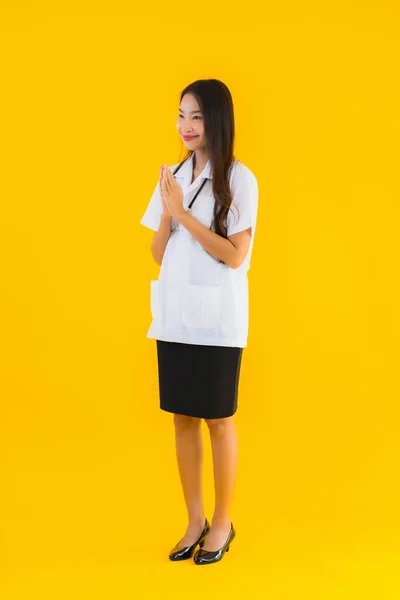 Πορτρέτο Όμορφη Νεαρή Ασιάτισσα Γιατρός Γυναίκα Χαμόγελο Ευτυχισμένη Εργασία Στο — Φωτογραφία Αρχείου