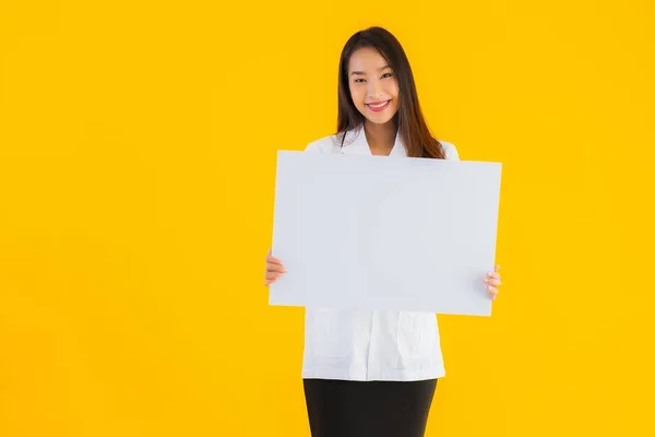 Retrato Hermosa Joven Asiática Médico Mujer Con Vacío Blanco Tablero — Foto de Stock