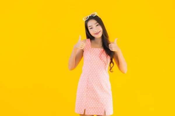 Retrato Bonito Jovem Asiático Mulher Sorriso Feliz Amarelo Isolado Fundo — Fotografia de Stock