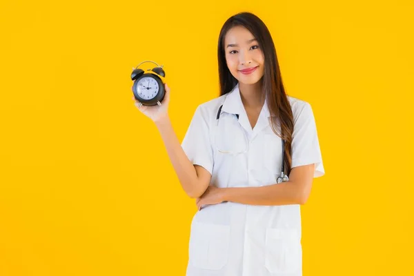 Porträtt Vackra Unga Asiatiska Läkare Kvinna Visa Larm Eller Klocka — Stockfoto