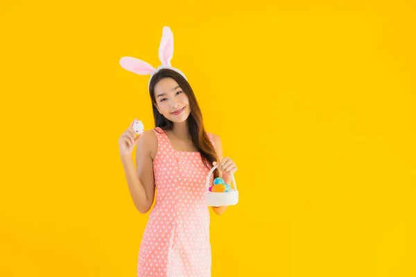 Retrato Hermosa Joven Asiática Mujer Con Conejito Orejas Con Huevos — Foto de Stock