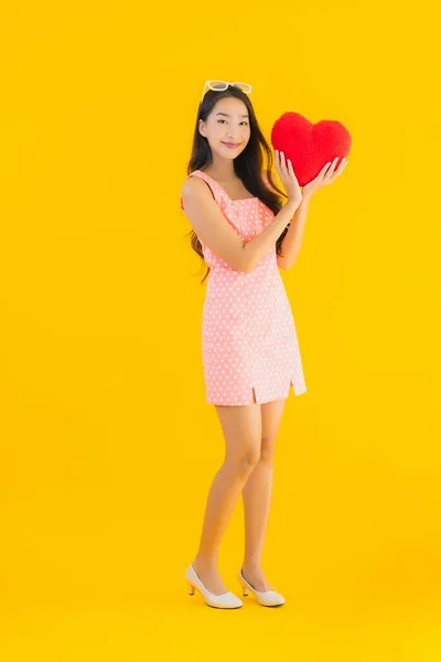 Πορτρέτο Όμορφη Νεαρή Ασιατική Γυναίκα Σημάδι Μαξιλάρι Καρδιά Κίτρινο Απομονωμένο — Φωτογραφία Αρχείου