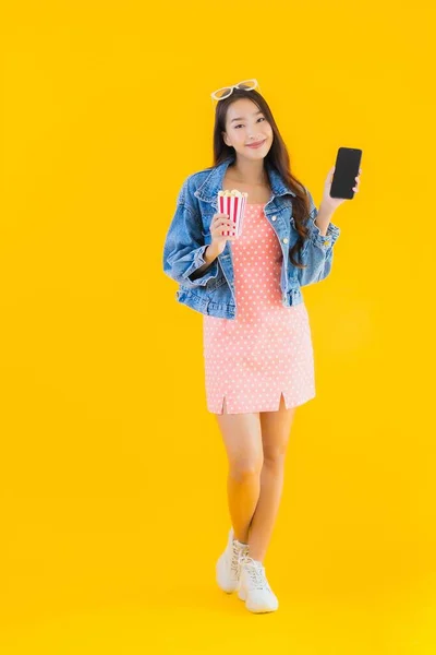 Porträt Schöne Junge Asiatische Frau Genießen Glücklich Mit Telefon Popcorn — Stockfoto