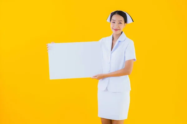 Retrato Hermosa Joven Asiática Mujer Tailandesa Enfermera Mostrar Vacío Blanco — Foto de Stock