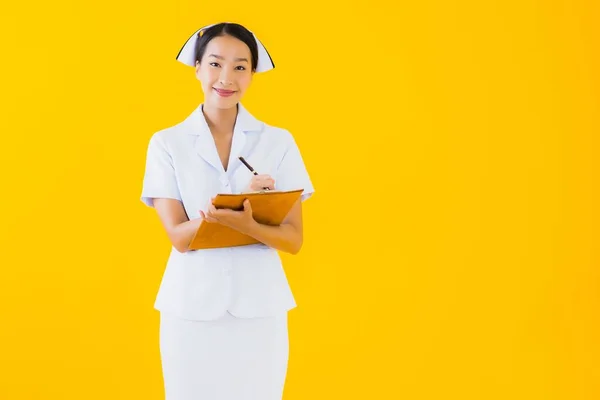 Retrato Hermosa Joven Asiática Mujer Tailandesa Enfermera Mostrar Vacío Blanco — Foto de Stock