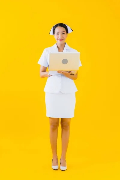 Retrato Bonito Jovem Asiático Mulher Tailandês Enfermeira Com Laptop Amarelo — Fotografia de Stock